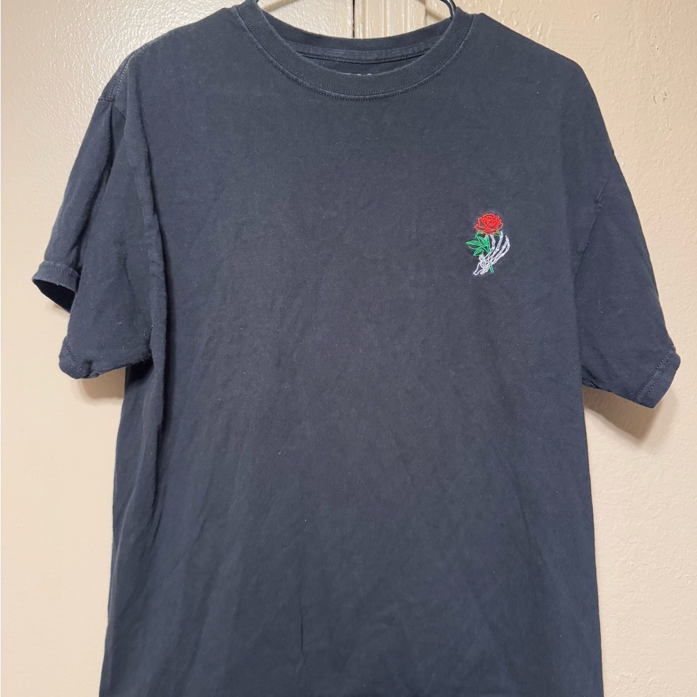 Black T-Shirt with Rose Embroidery Men’s‎ L